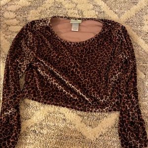 Cute top with cheetah printSuper soft Size large